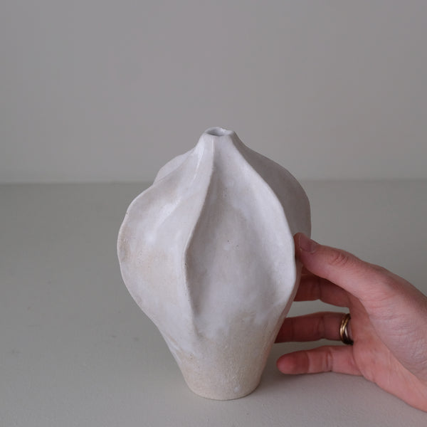 Vase en grès blanc "Thala" S - H 17cm - blanc brillant de Lucia Mondadori chez Brutal Ceramics