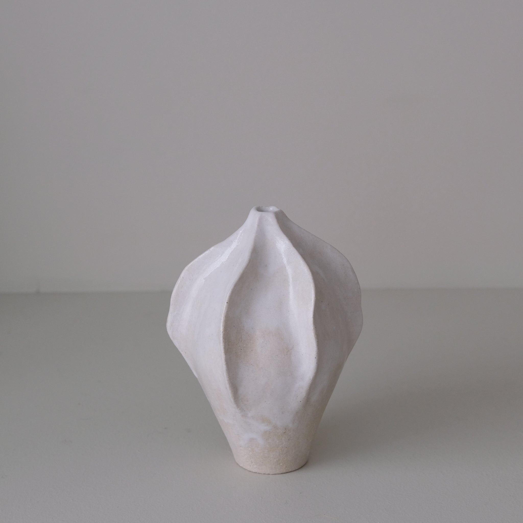 Vase en grès blanc "Thala" S - H 17cm - blanc brillant de Lucia Mondadori chez Brutal Ceramics