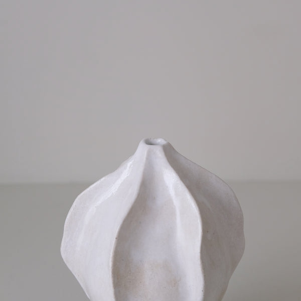 Vase en grès blanc "Thala" S - H 17cm - blanc brillant de Lucia Mondadori chez Brutal Ceramics