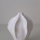 Vase en grès blanc "Thala" S - H 17cm - blanc brillant de Lucia Mondadori chez Brutal Ceramics