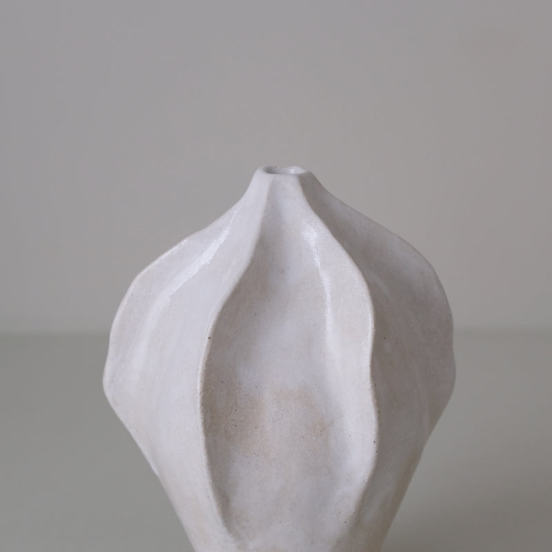 Vase en grès blanc "Thala" S - H 17cm - blanc brillant de Lucia Mondadori chez Brutal Ceramics