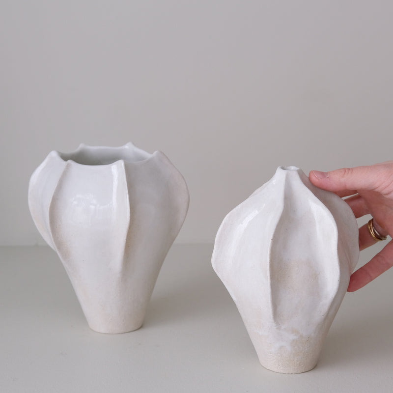 Vase en grès blanc "Thala" S - H 17cm - blanc brillant de Lucia Mondadori chez Brutal Ceramics