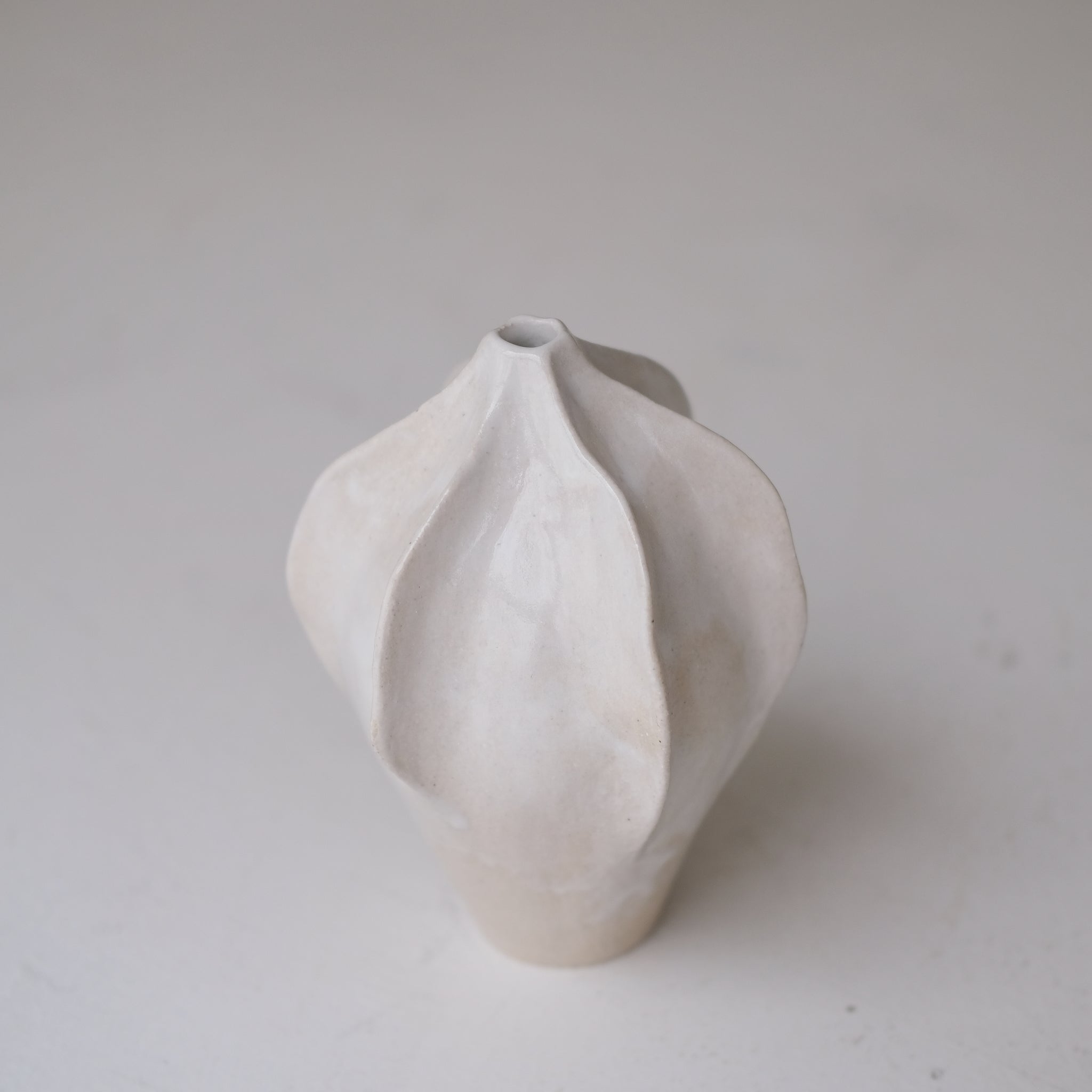 Vase en grès blanc "Thala" S - H 17cm - blanc brillant de Lucia Mondadori chez Brutal Ceramics