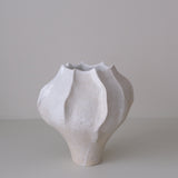 Vase en grès blanc "Thala" M - H 21cm - blanc brillant de Lucia Mondadori chez Brutal Ceramics