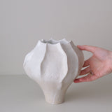 Vase en grès blanc "Thala" M - H 21cm - blanc brillant de Lucia Mondadori chez Brutal Ceramics