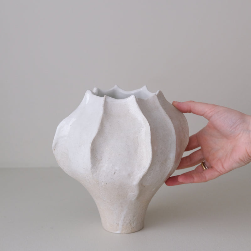 Vase en grès blanc "Thala" M - H 21cm - blanc brillant de Lucia Mondadori chez Brutal Ceramics