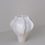 Vase en grès blanc "Thala" M - H 21cm - blanc brillant de Lucia Mondadori chez Brutal Ceramics
