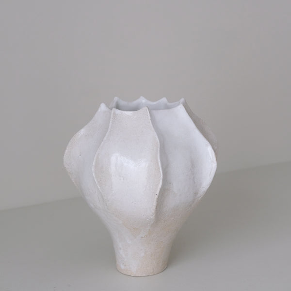 Vase en grès blanc "Thala" M - H 21cm - blanc brillant de Lucia Mondadori chez Brutal Ceramics