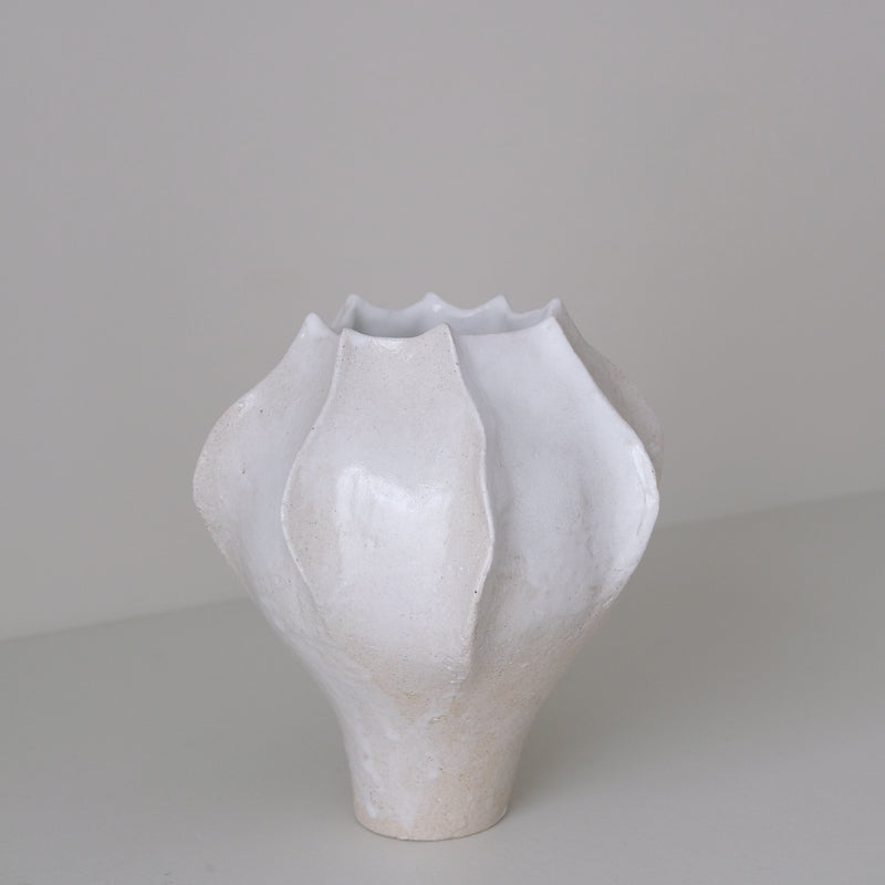 Vase en grès blanc "Thala" M - H 21cm - blanc brillant de Lucia Mondadori chez Brutal Ceramics