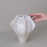 Vase en grès blanc "Thala" M - H 21cm - blanc brillant de Lucia Mondadori chez Brutal Ceramics