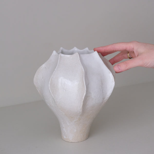Vase en grès blanc "Thala" M - H 21cm - blanc brillant de Lucia Mondadori chez Brutal Ceramics