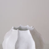Vase en grès blanc "Thala" M - H 21cm - blanc brillant de Lucia Mondadori chez Brutal Ceramics