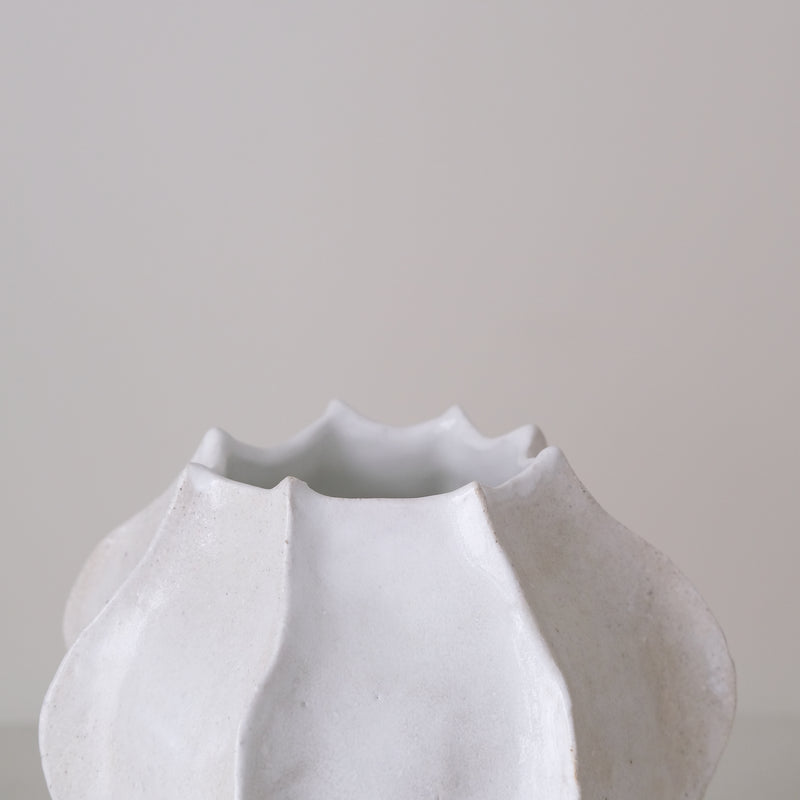 Vase en grès blanc "Thala" M - H 21cm - blanc brillant de Lucia Mondadori chez Brutal Ceramics