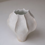 Vase en grès blanc "Thala" M - H 21cm - blanc brillant de Lucia Mondadori chez Brutal Ceramics