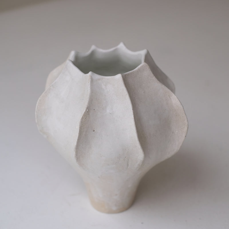 Vase en grès blanc "Thala" M - H 21cm - blanc brillant de Lucia Mondadori chez Brutal Ceramics