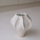 Vase en grès blanc "Thala" M - H 21cm - blanc brillant de Lucia Mondadori chez Brutal Ceramics