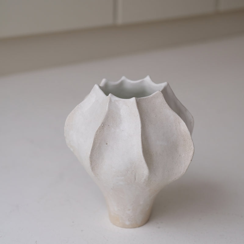 Vase en grès blanc "Thala" M - H 21cm - blanc brillant de Lucia Mondadori chez Brutal Ceramics