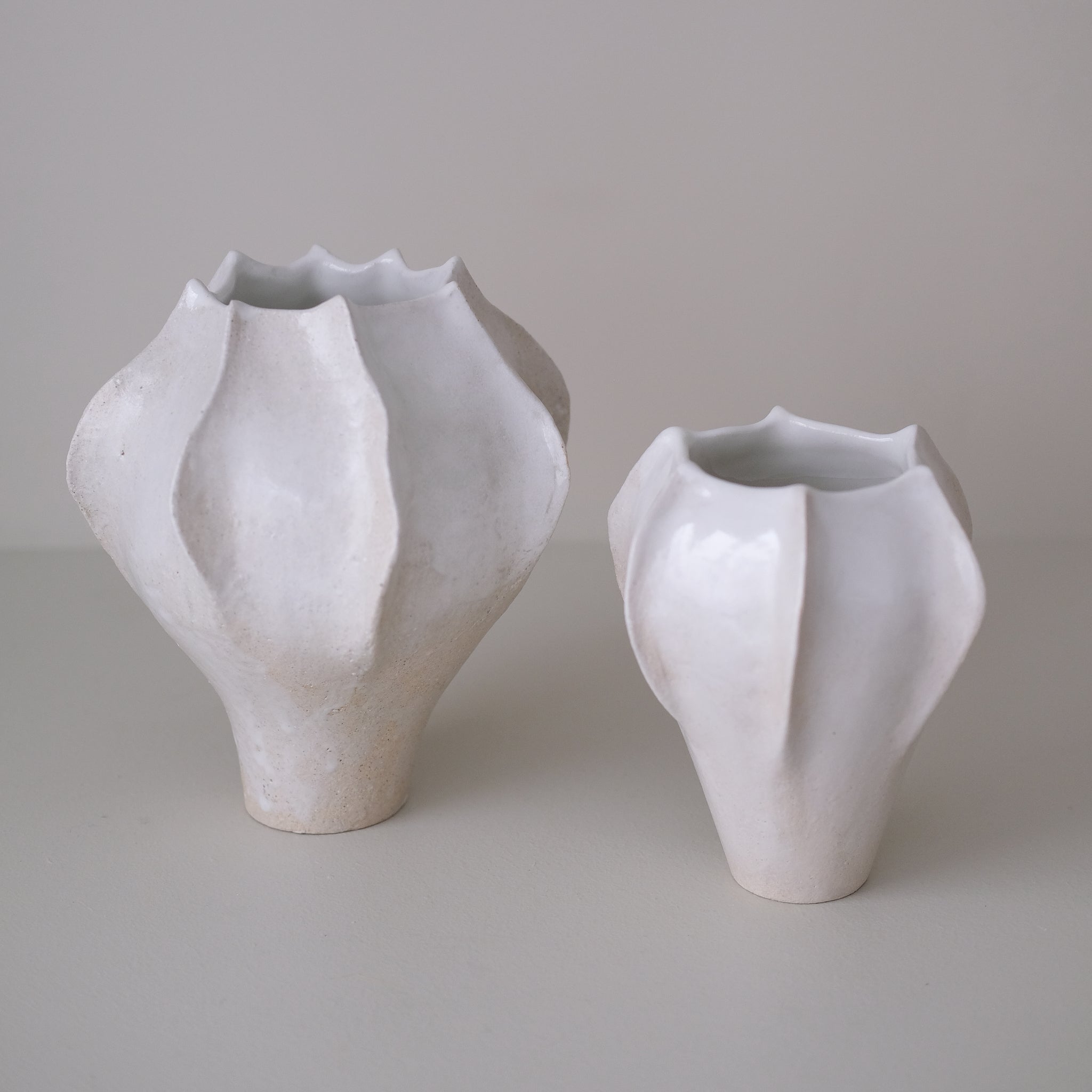 Vase en grès blanc "Thala" S - H 17cm - blanc brillant de Lucia Mondadori chez Brutal Ceramics