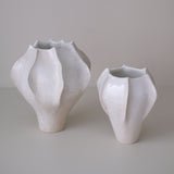 Vase en grès blanc "Thala" S - H 17cm - blanc brillant de Lucia Mondadori chez Brutal Ceramics