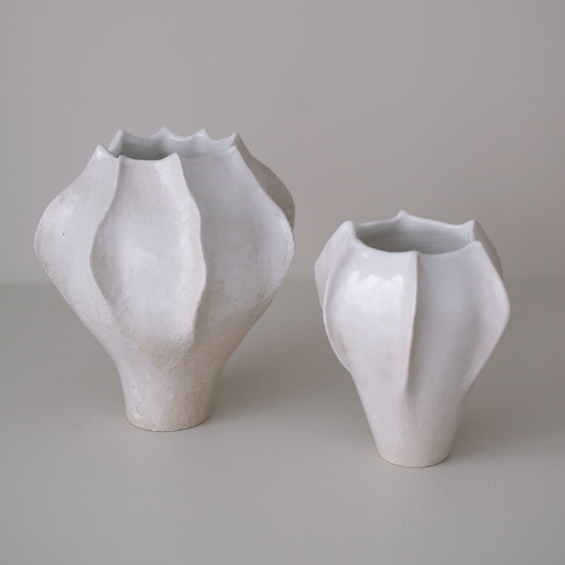 Vase en grès blanc "Thala" S - H 17cm - blanc brillant de Lucia Mondadori chez Brutal Ceramics