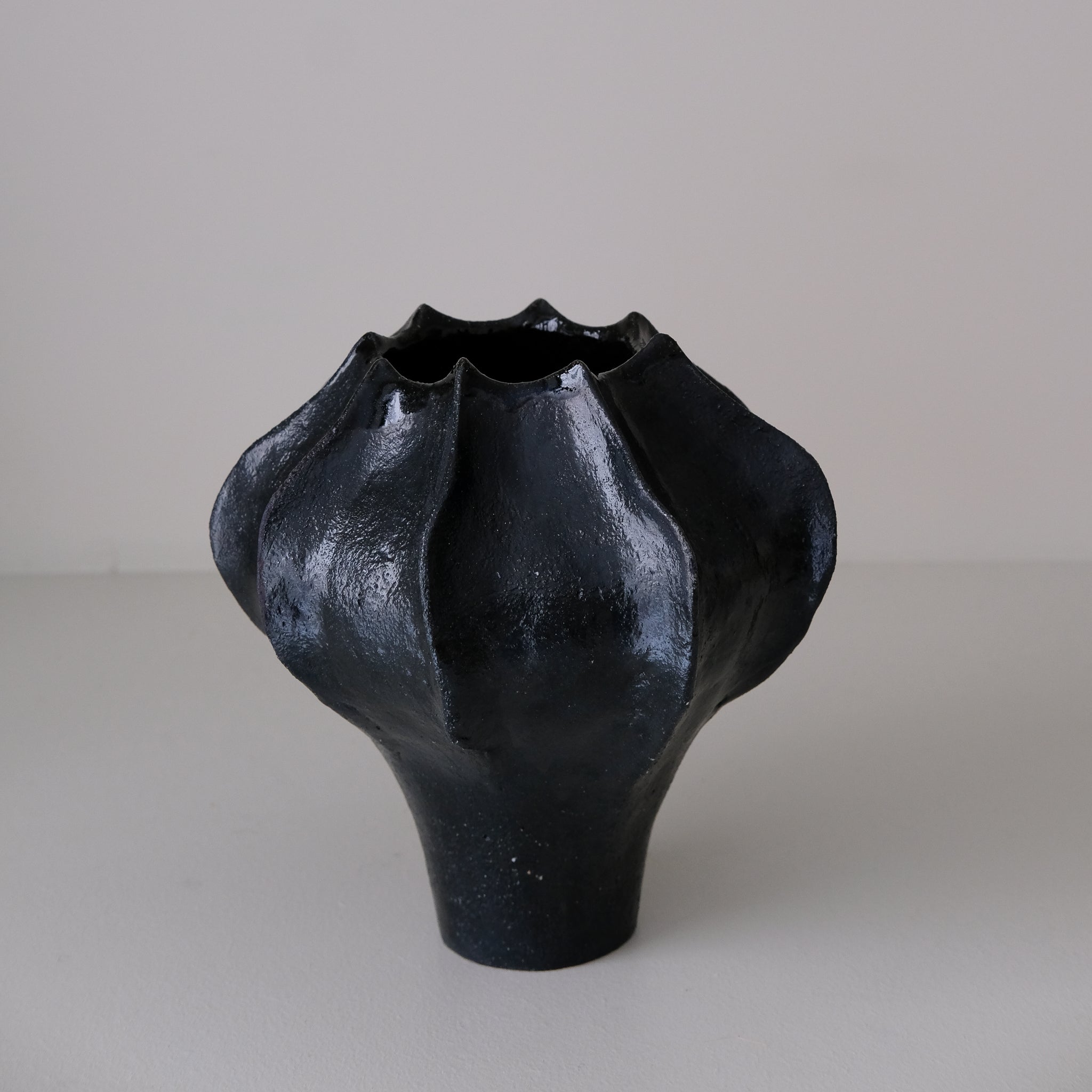 Vase en grès blanc "Thala" M - H 19cm - noir satiné de Lucia Mondadori chez Brutal Ceramics