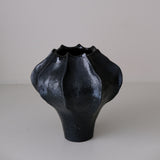 Vase en grès blanc "Thala" M - H 19cm - noir satiné de Lucia Mondadori chez Brutal Ceramics