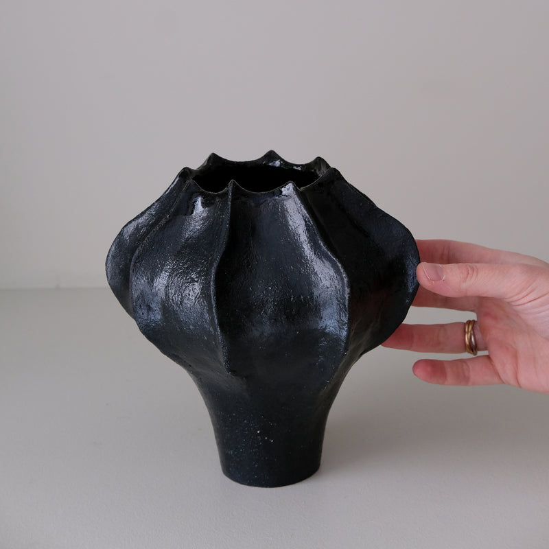 Vase en grès blanc "Thala" M - H 19cm - noir satiné de Lucia Mondadori chez Brutal Ceramics