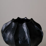 Vase en grès blanc "Thala" M - H 19cm - noir satiné de Lucia Mondadori chez Brutal Ceramics