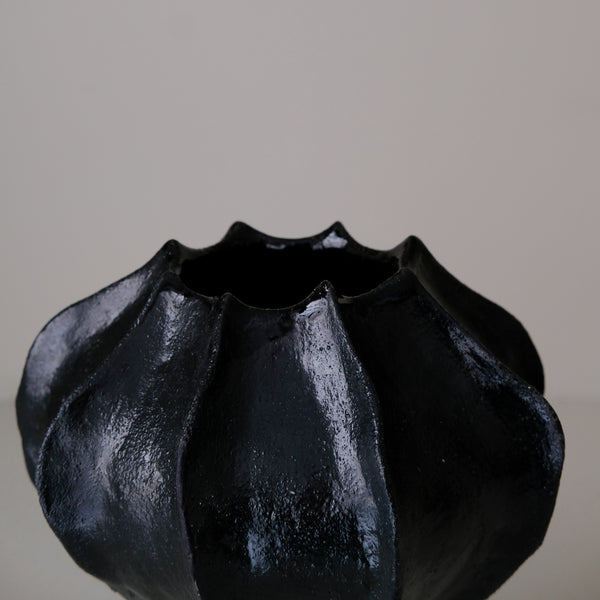 Vase en grès blanc "Thala" M - H 19cm - noir satiné de Lucia Mondadori chez Brutal Ceramics