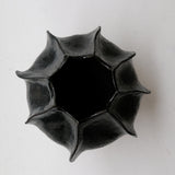 Vase en grès blanc "Thala" M - H 19cm - noir satiné de Lucia Mondadori chez Brutal Ceramics