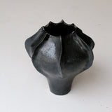 Vase en grès blanc "Thala" M - H 19cm - noir satiné de Lucia Mondadori chez Brutal Ceramics