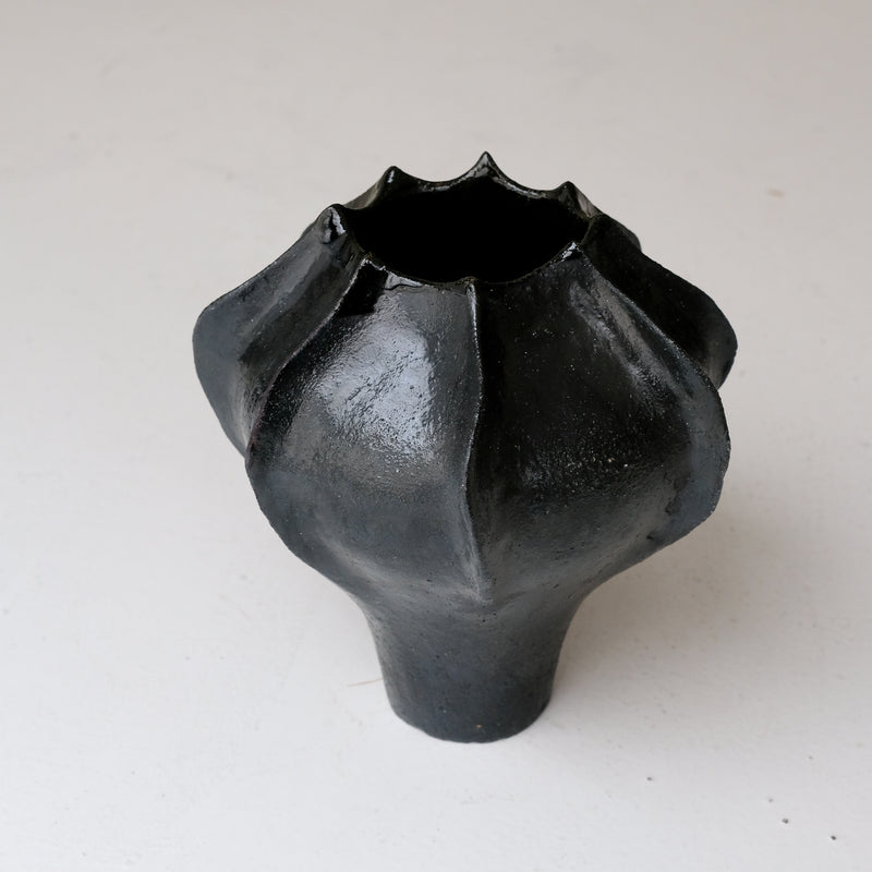 Vase en grès blanc "Thala" M - H 19cm - noir satiné de Lucia Mondadori chez Brutal Ceramics