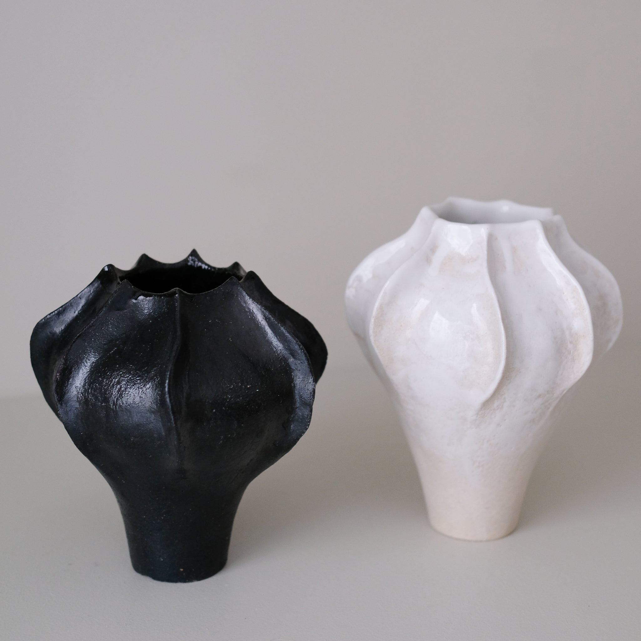 Vase en grès blanc "Thala" M - H 19cm - noir satiné de Lucia Mondadori chez Brutal Ceramics