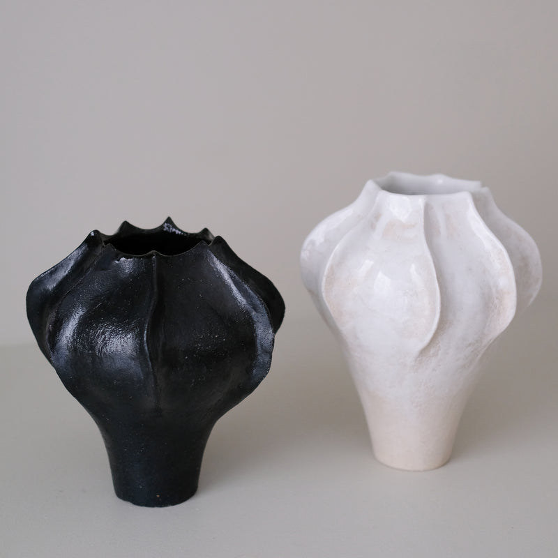 Vase en grès blanc "Thala" M - H 19cm - noir satiné de Lucia Mondadori chez Brutal Ceramics