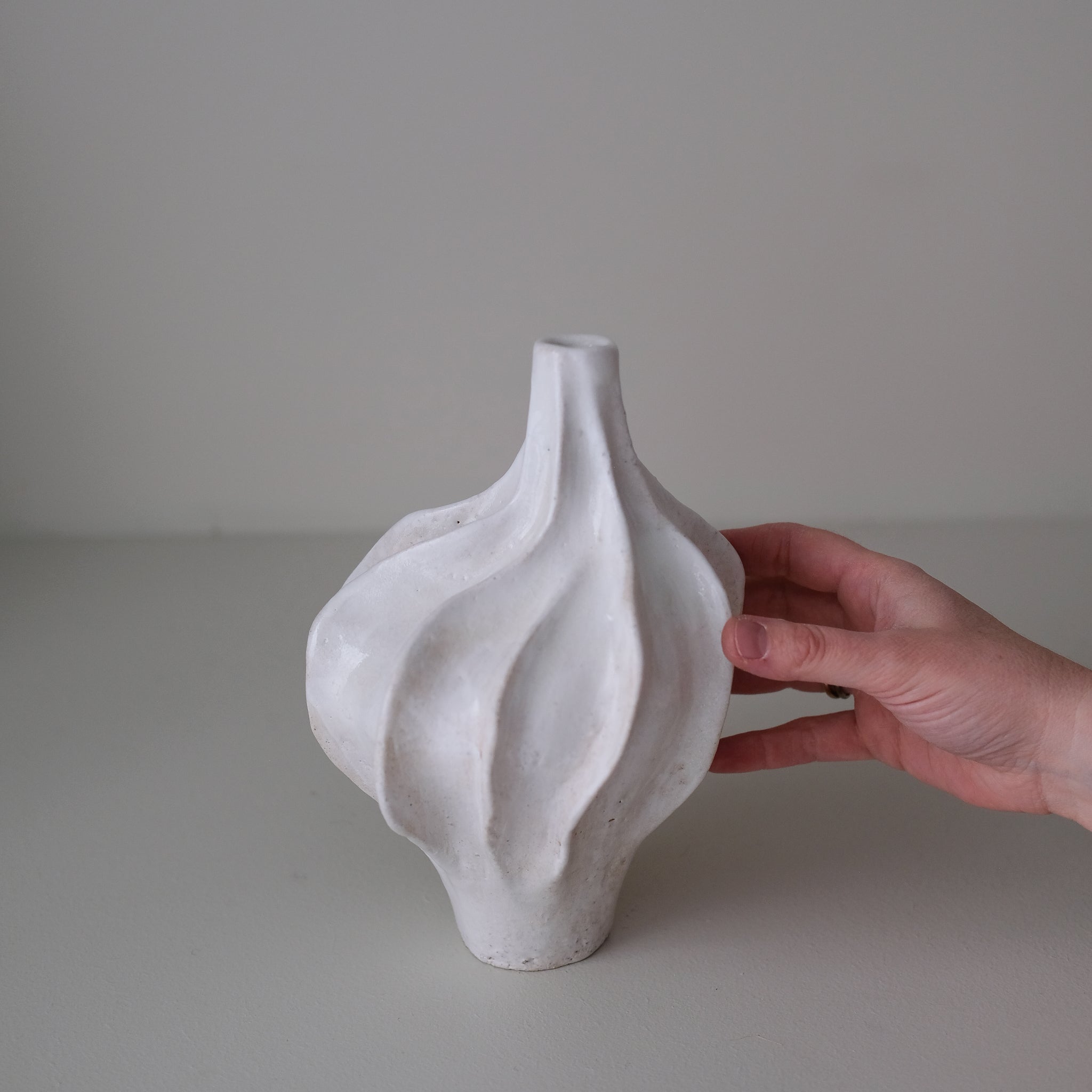 Vase en grès blanc "Thala" M - H 23cm - blanc brillant