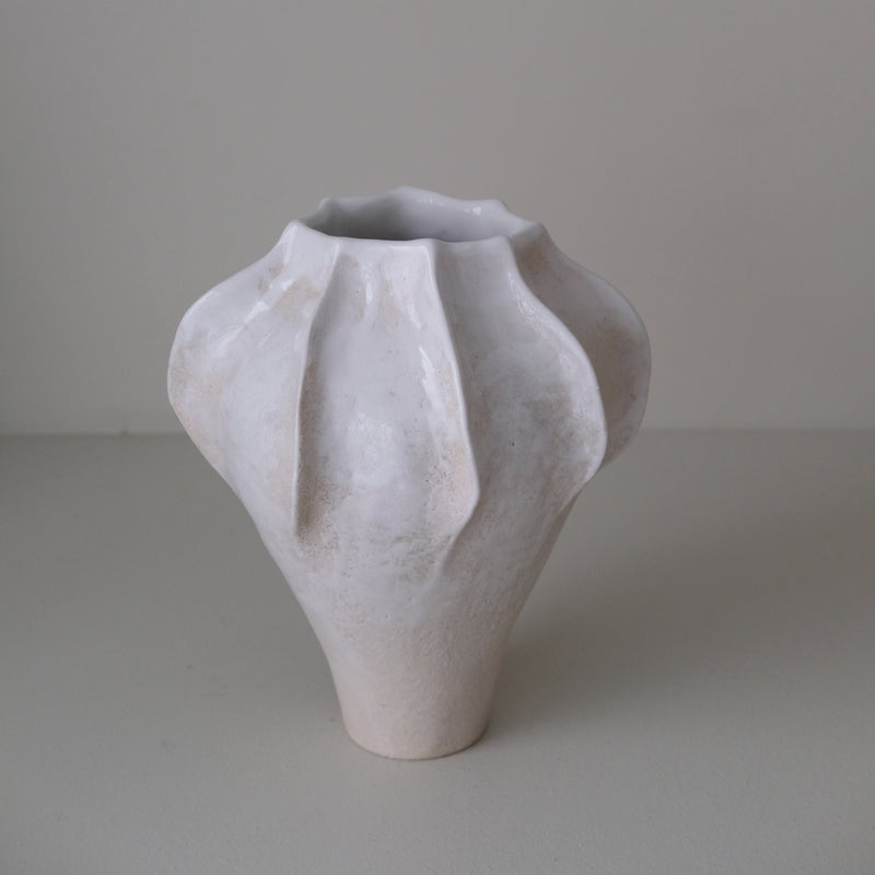 Vase en grès blanc "Thala" M - H 22cm - blanc brillant de Lucia Mondadori chez Brutal Ceramics