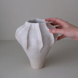 Vase en grès blanc "Thala" M - H 22cm - blanc brillant de Lucia Mondadori chez Brutal Ceramics