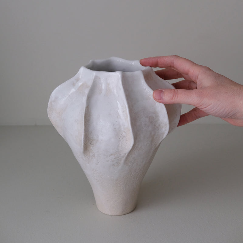 Vase en grès blanc "Thala" M - H 22cm - blanc brillant de Lucia Mondadori chez Brutal Ceramics