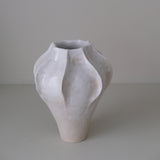 Vase en grès blanc "Thala" M - H 22cm - blanc brillant de Lucia Mondadori chez Brutal Ceramics