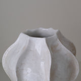 Vase en grès blanc "Thala" M - H 22cm - blanc brillant de Lucia Mondadori chez Brutal Ceramics