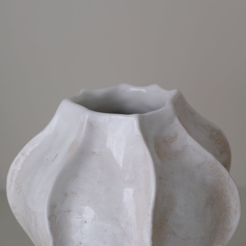 Vase en grès blanc "Thala" M - H 22cm - blanc brillant de Lucia Mondadori chez Brutal Ceramics