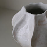 Vase en grès blanc "Thala" M - H 22cm - blanc brillant de Lucia Mondadori chez Brutal Ceramics