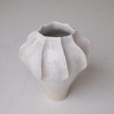 Vase en grès blanc "Thala" M - H 22cm - blanc brillant de Lucia Mondadori chez Brutal Ceramics