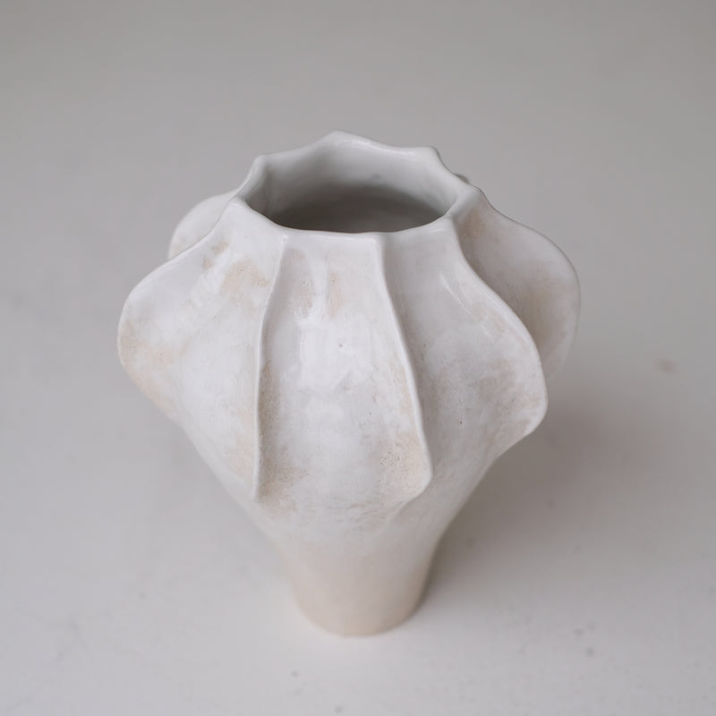 Vase en grès blanc "Thala" M - H 22cm - blanc brillant de Lucia Mondadori chez Brutal Ceramics