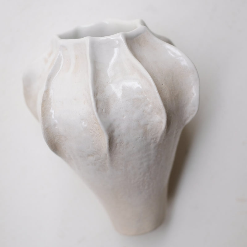 Vase en grès blanc "Thala" M - H 22cm - blanc brillant de Lucia Mondadori chez Brutal Ceramics