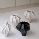 Vase en grès blanc "Thala" M - H 19cm - noir satiné de Lucia Mondadori chez Brutal Ceramics