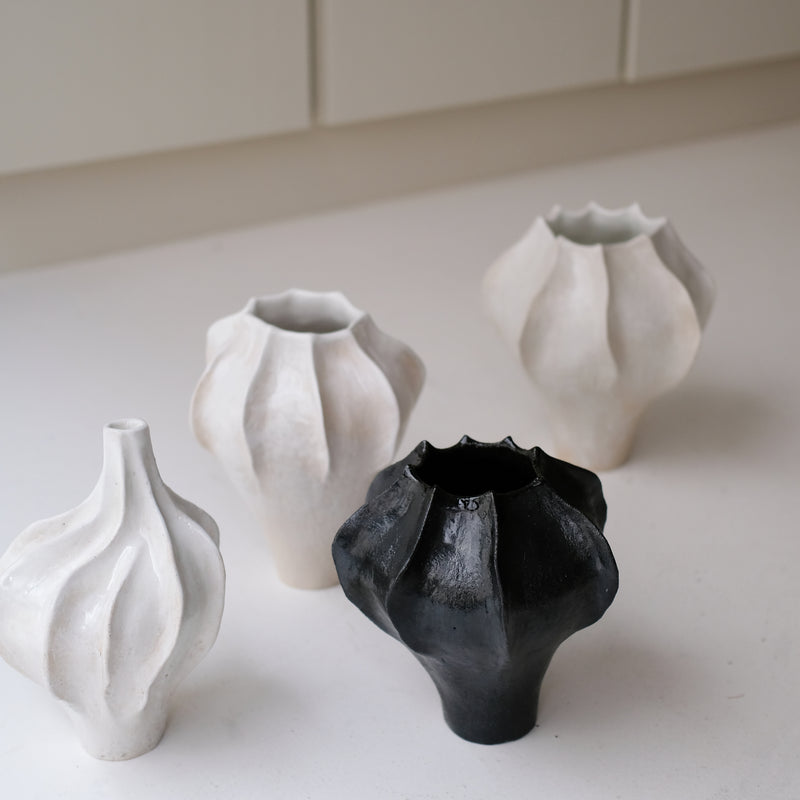 Vase en grès blanc "Thala" M - H 19cm - noir satiné de Lucia Mondadori chez Brutal Ceramics