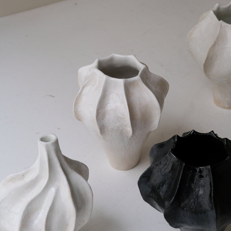 Vase en grès blanc "Thala" M - H 22cm - blanc brillant de Lucia Mondadori chez Brutal Ceramics