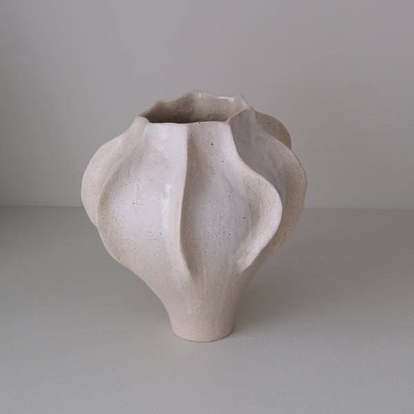 Vase en grès blanc "Thala" L - H 25cm - blanc beige de Lucia Mondadori chez Brutal Ceramics