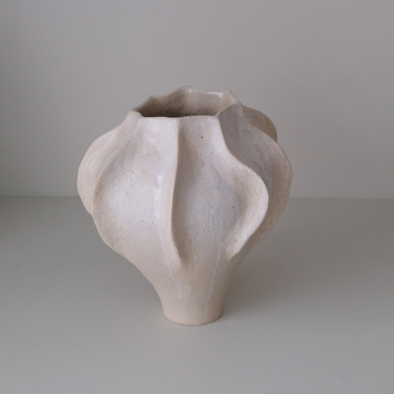 Vase en grès blanc "Thala" L - H 25cm - blanc beige de Lucia Mondadori chez Brutal Ceramics